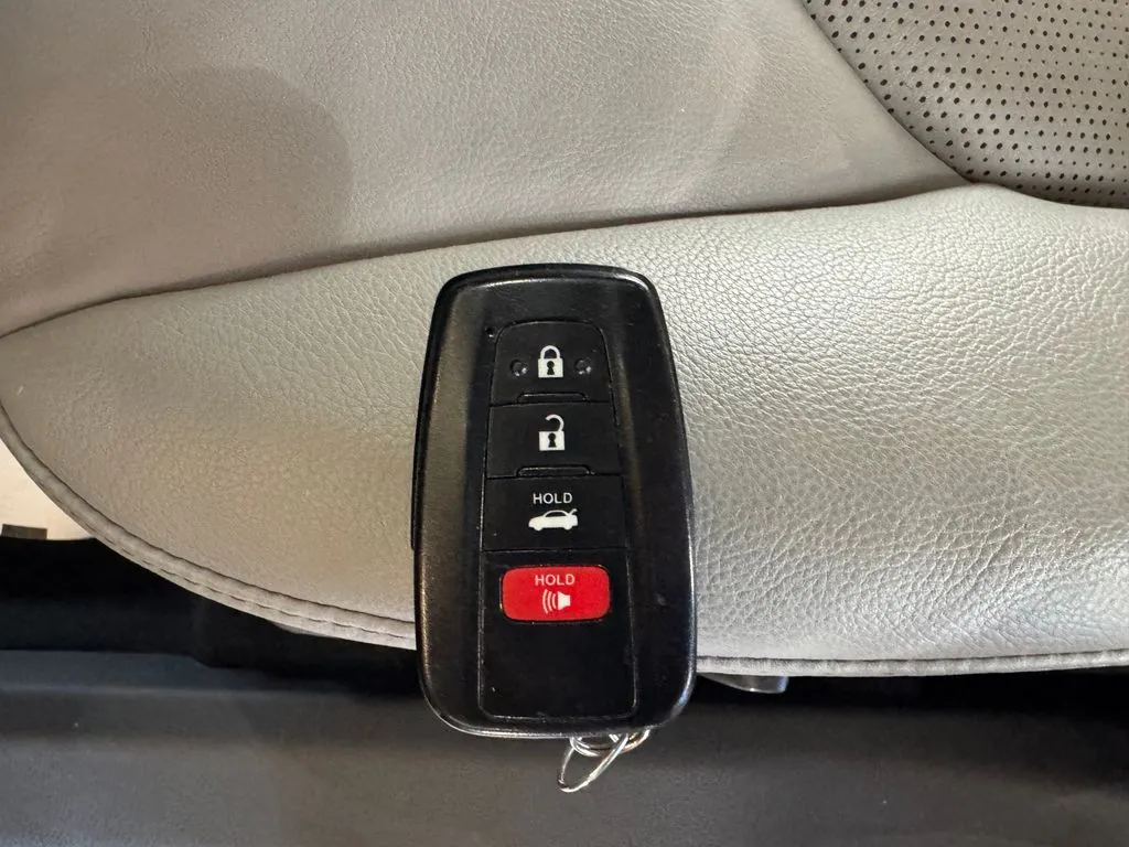 Toyota Camry photo 17