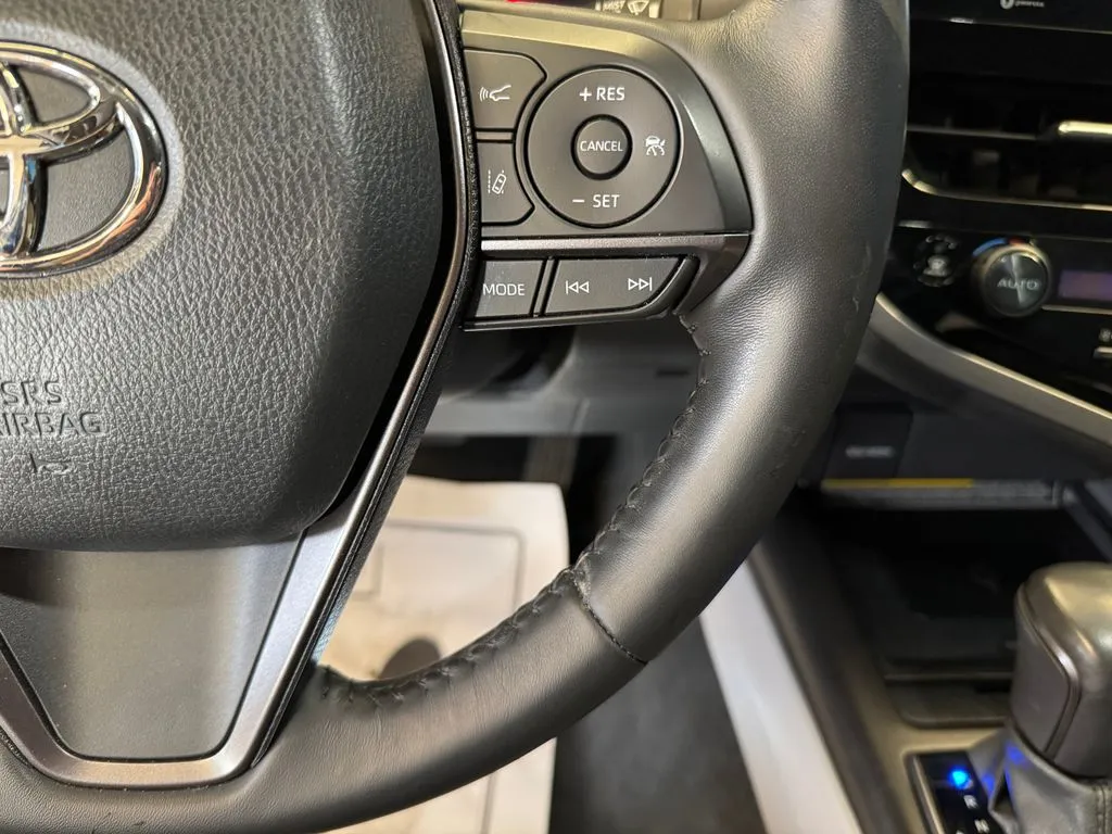 Toyota Camry photo 12