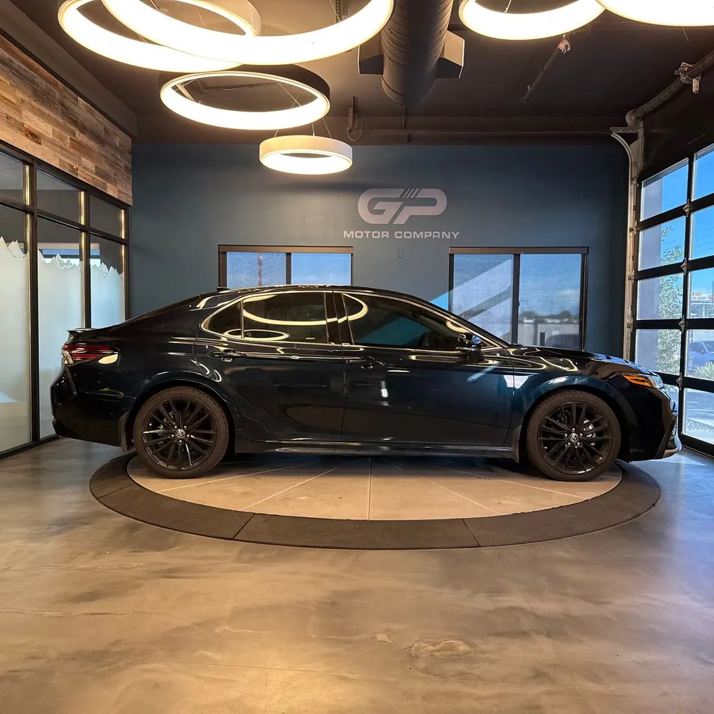 Toyota Camry photo 2