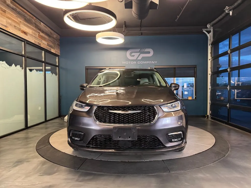 Chrysler Pacifica photo 8