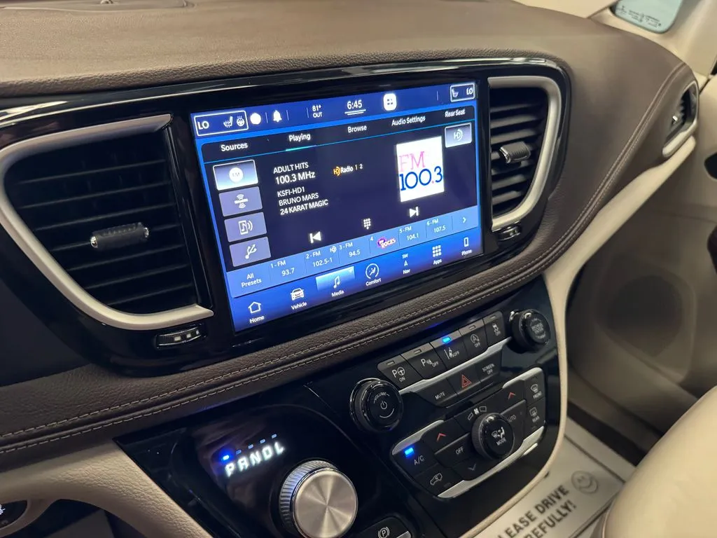Chrysler Pacifica photo 13