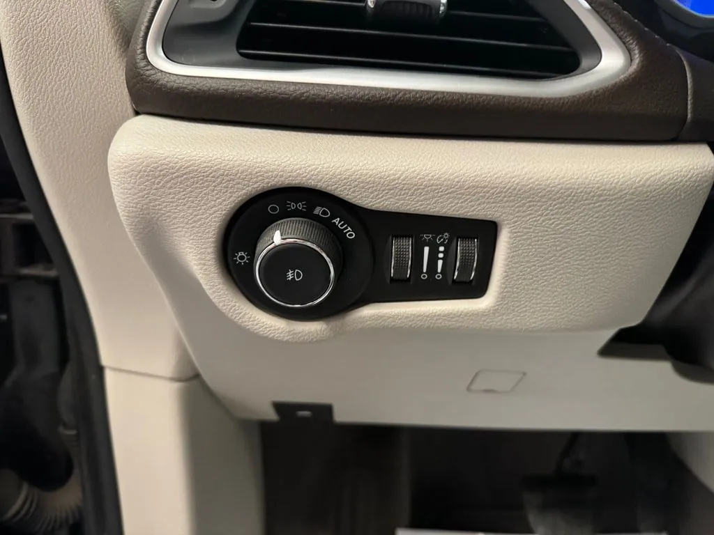 Chrysler Pacifica photo 18