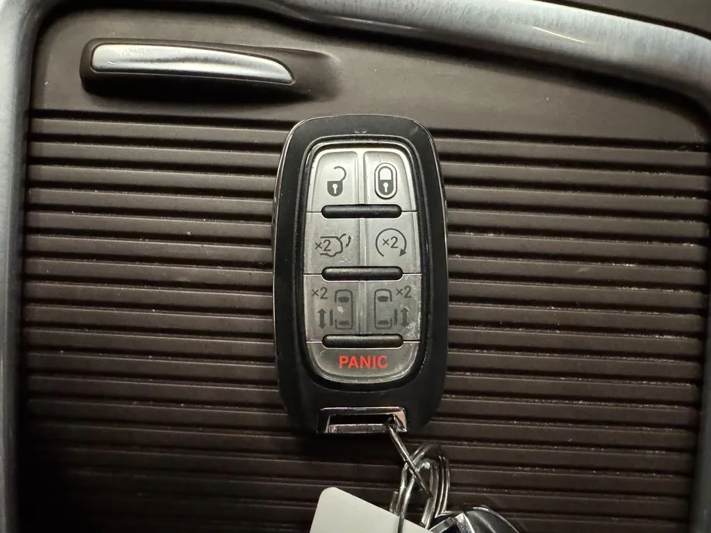 Chrysler Pacifica photo 17