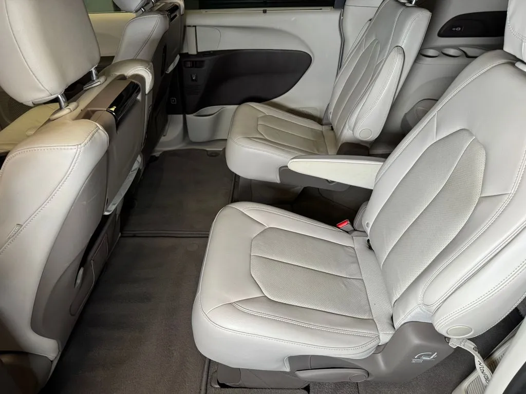 Chrysler Pacifica photo 21