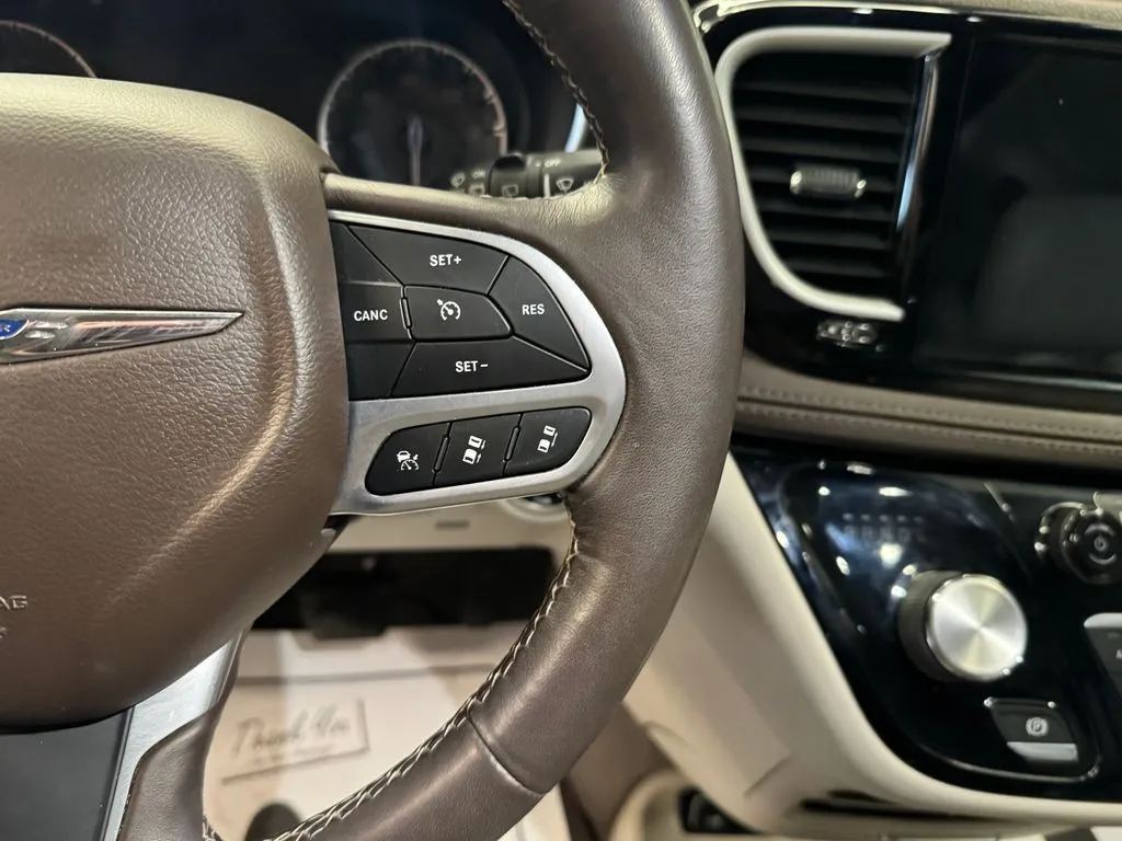 Chrysler Pacifica photo 12