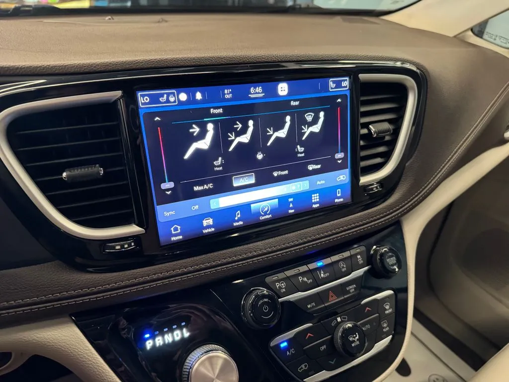 Chrysler Pacifica photo 15