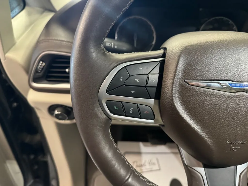 Chrysler Pacifica photo 11