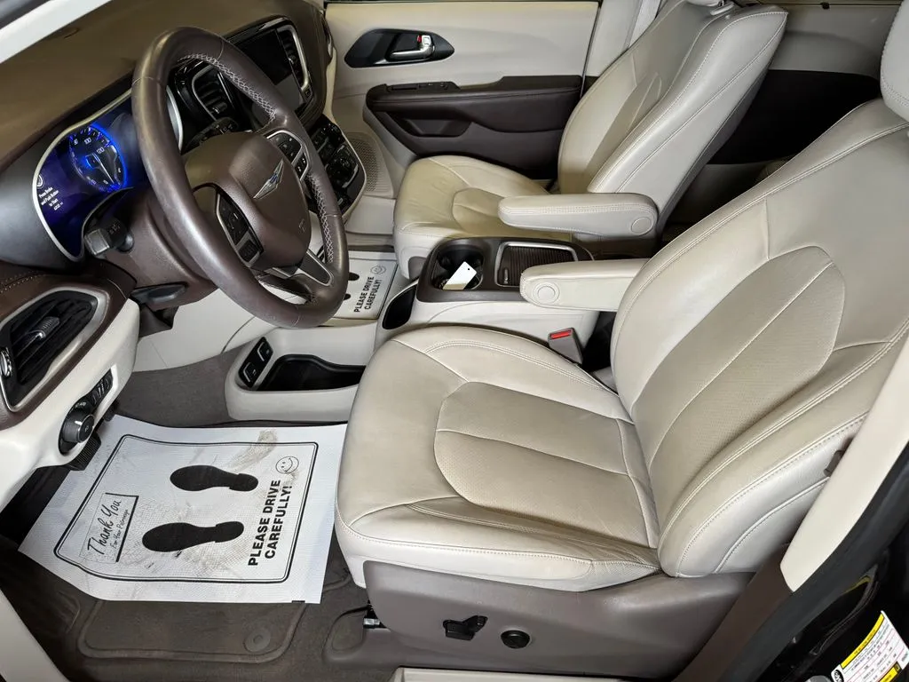 Chrysler Pacifica photo 20
