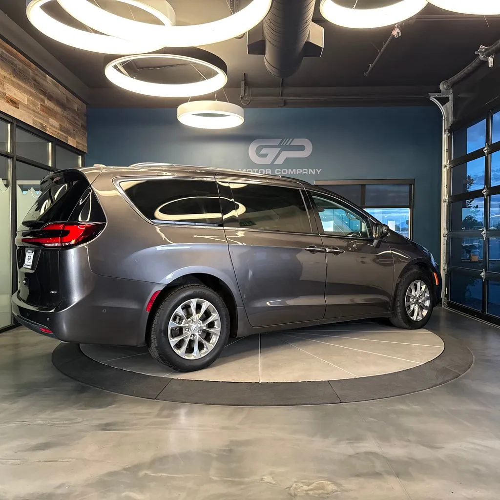 Chrysler Pacifica photo 3