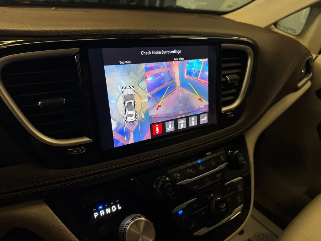 Chrysler Pacifica photo 14