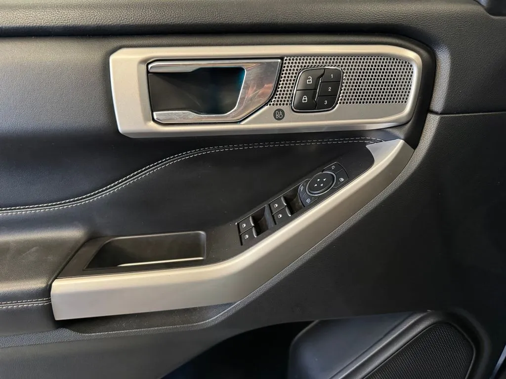 Ford Explorer photo 19
