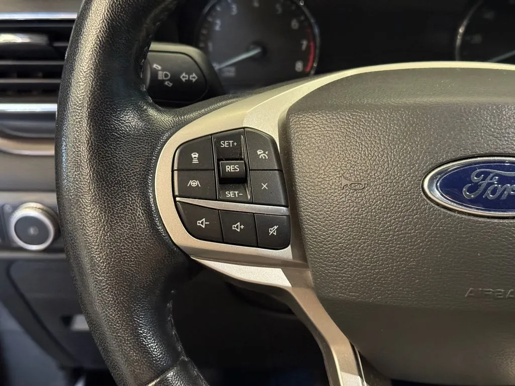 Ford Explorer photo 11