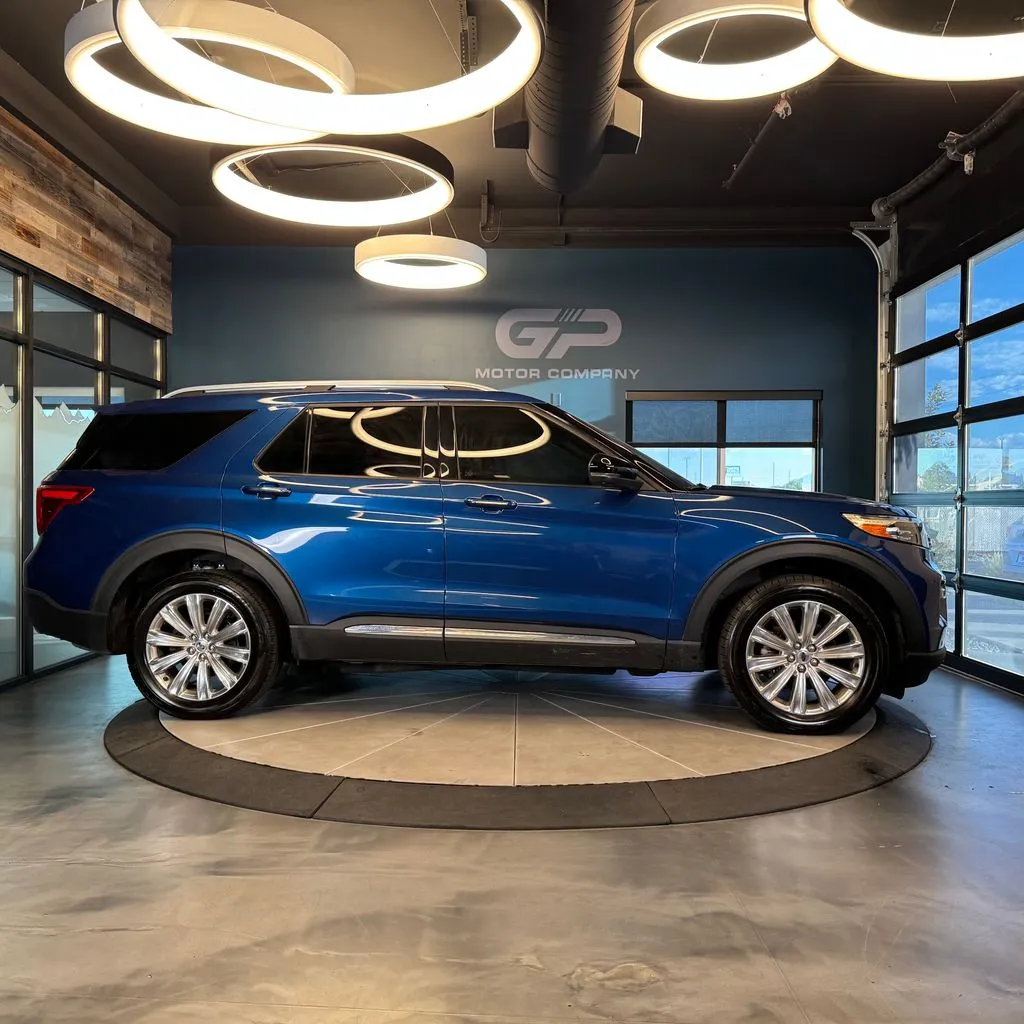Ford Explorer photo 2