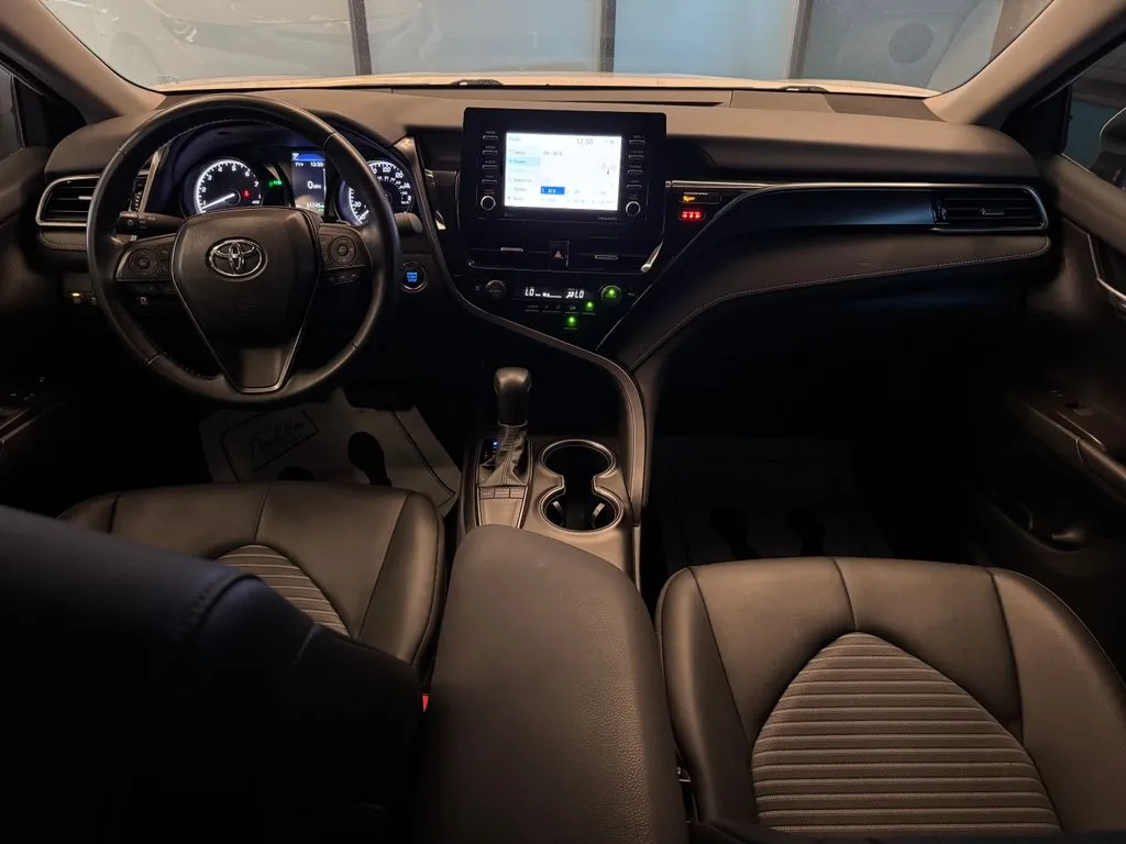 Toyota Camry photo 9