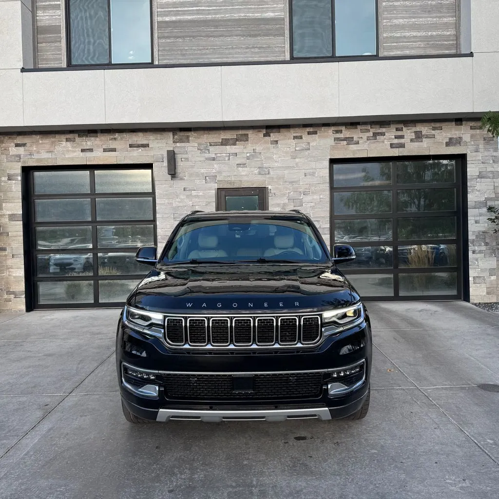 Jeep Wagoneer photo 8