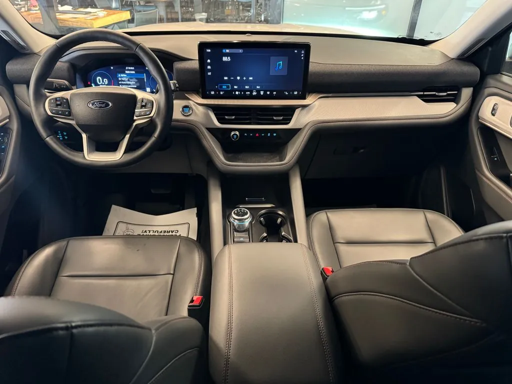 Ford Explorer photo 9