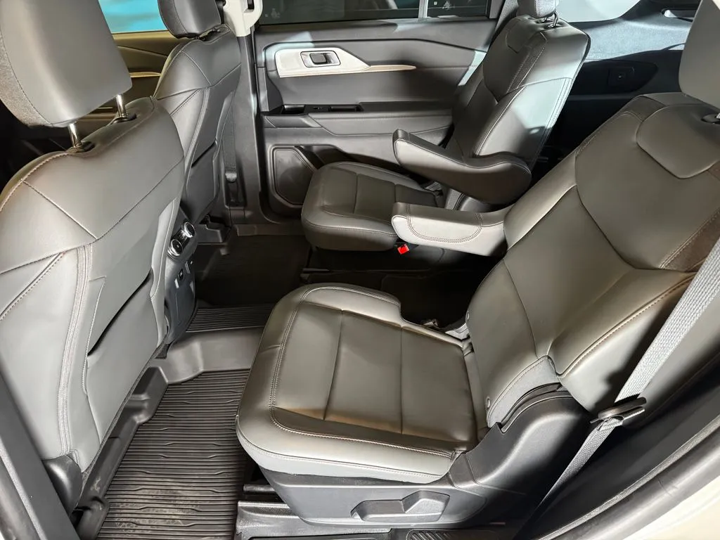 Ford Explorer photo 20
