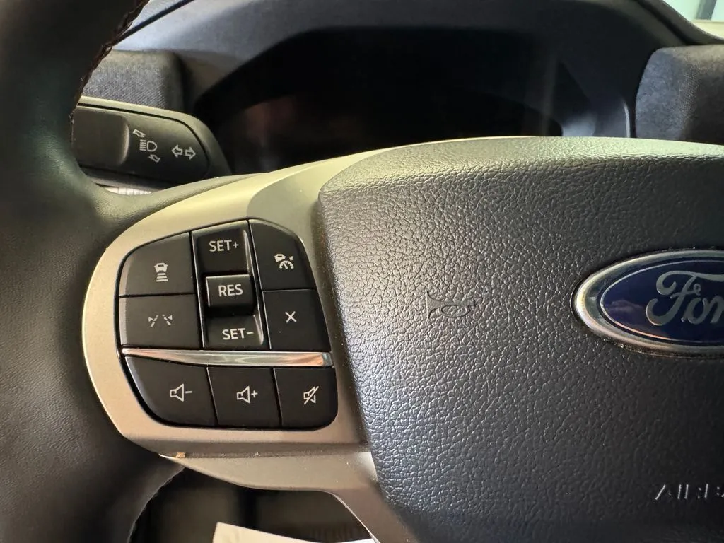 Ford Explorer photo 11
