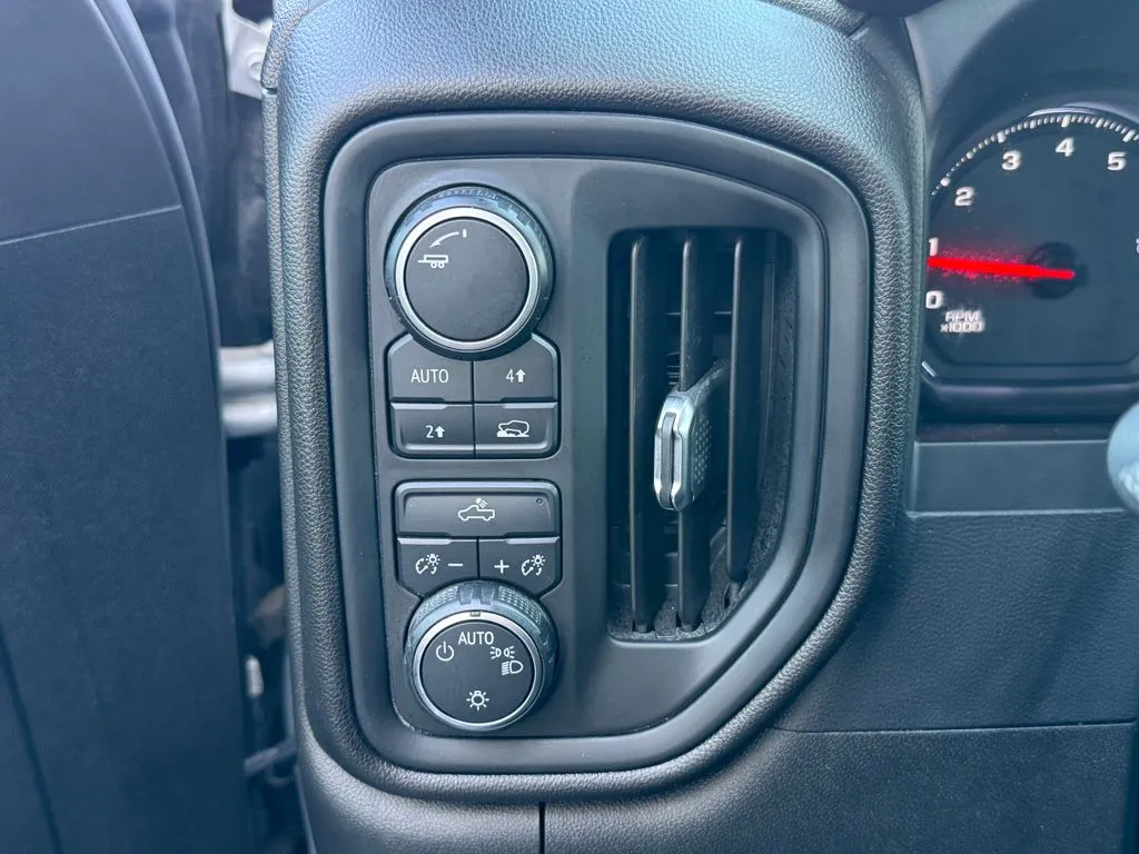 Chevrolet Silverado photo 11