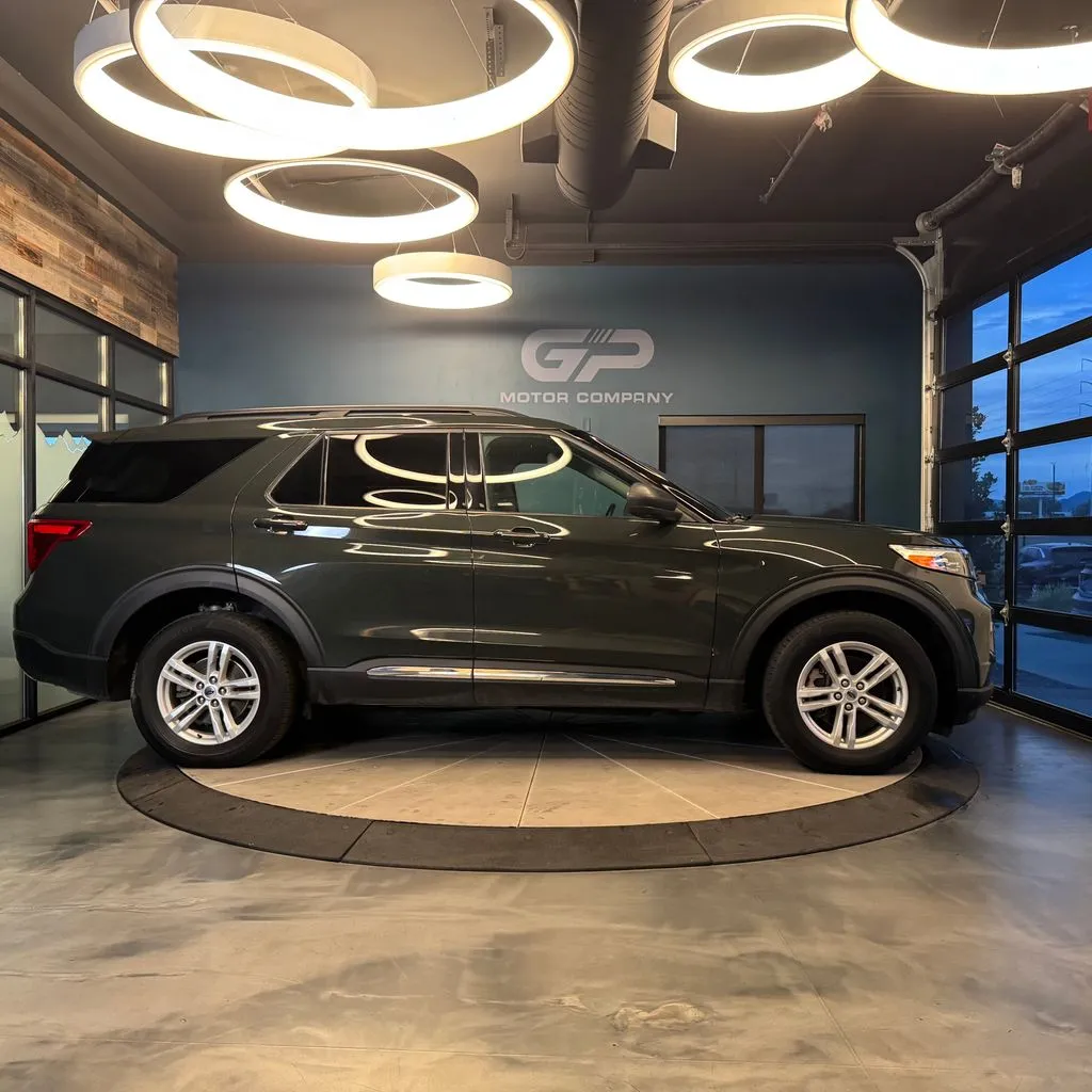 Ford Explorer photo 2