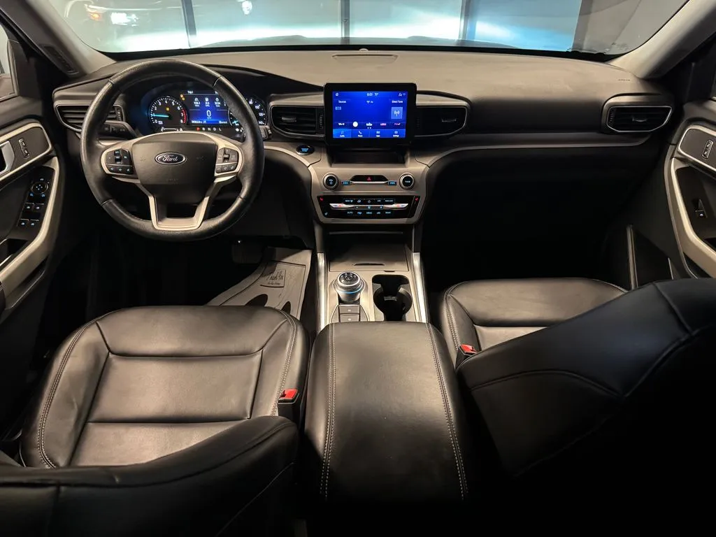 Ford Explorer photo 9
