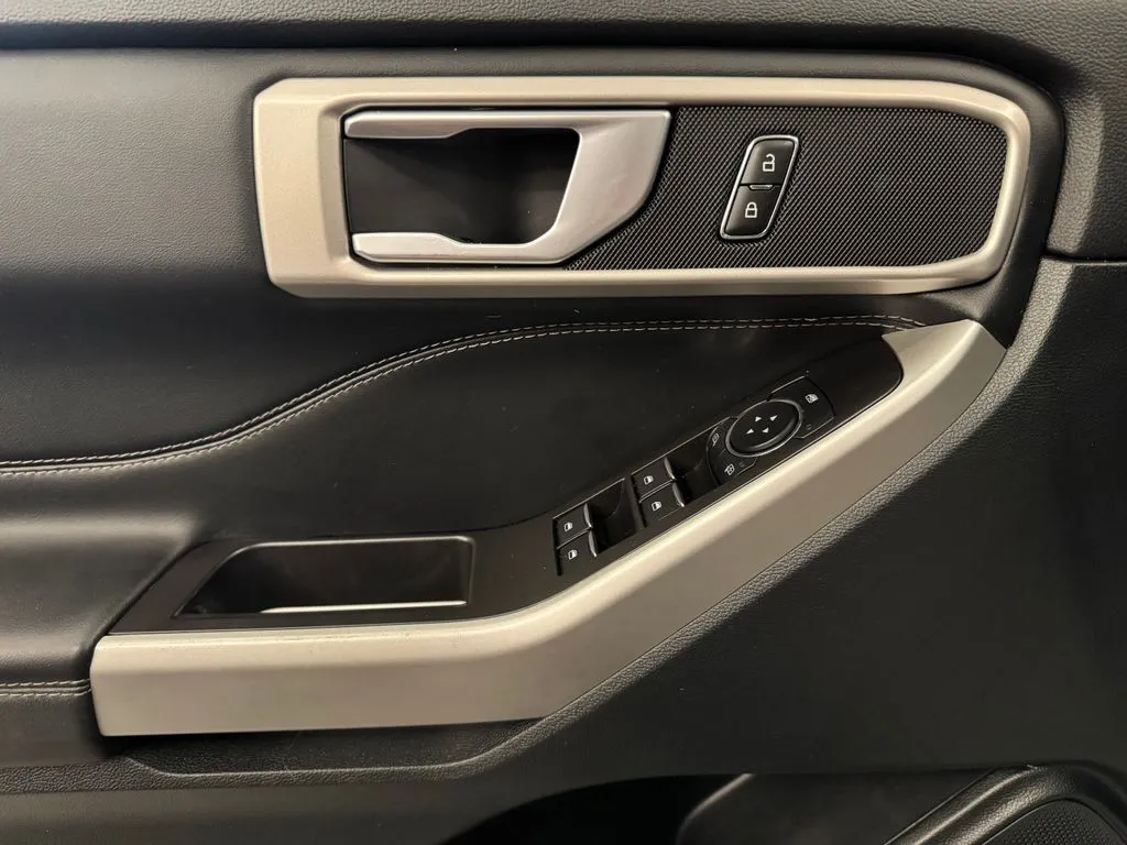 Ford Explorer photo 19