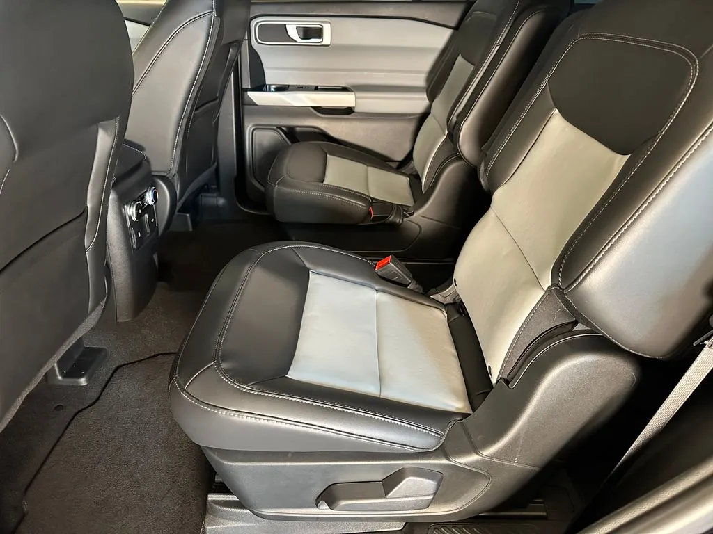 Ford Explorer photo 21