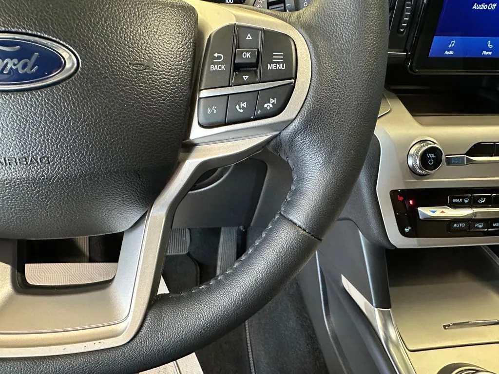 Ford Explorer photo 12