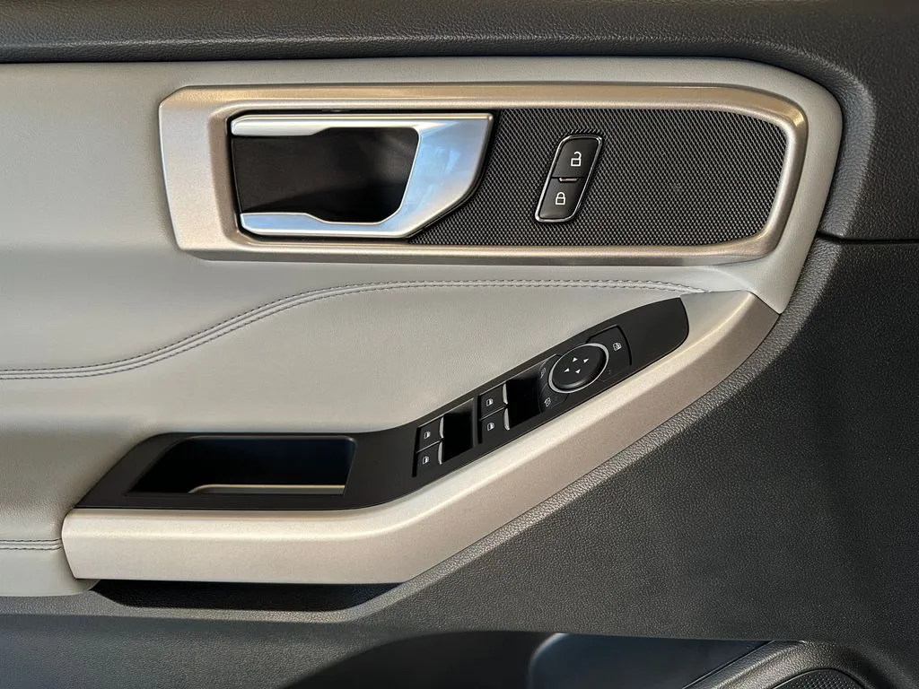 Ford Explorer photo 19