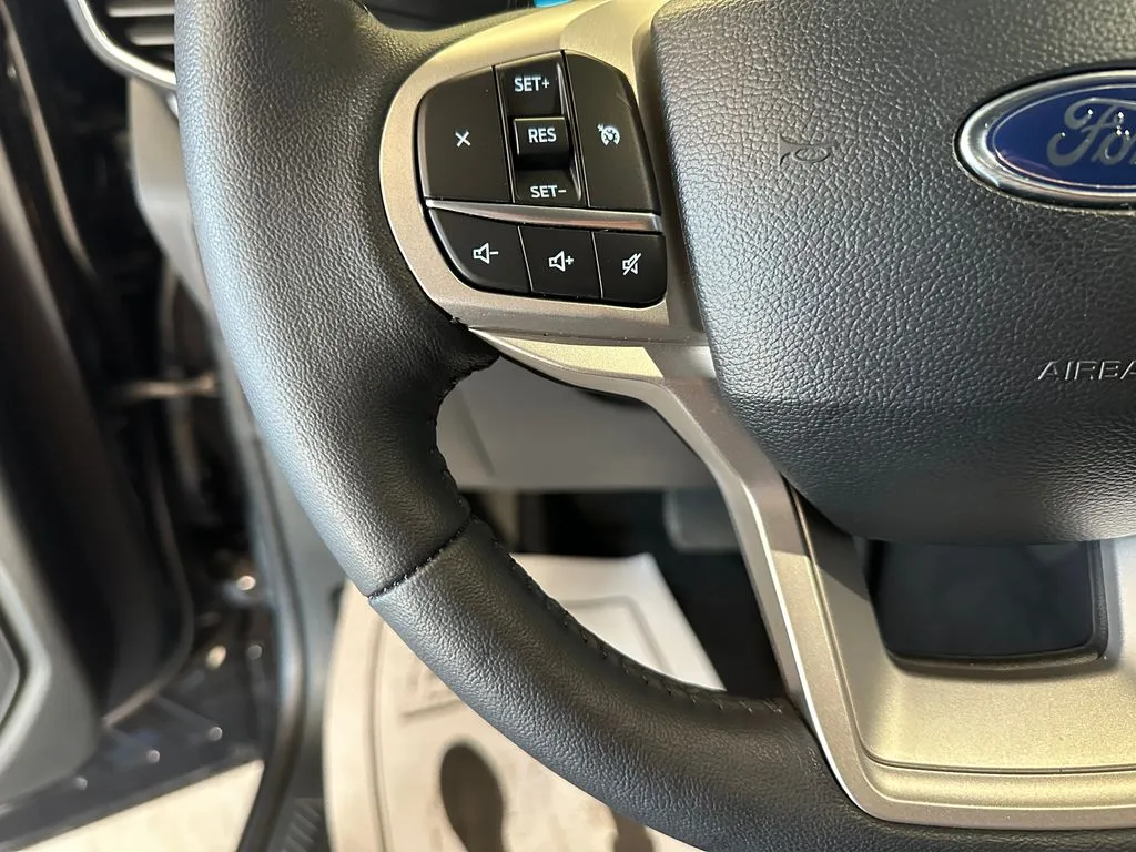 Ford Explorer photo 11