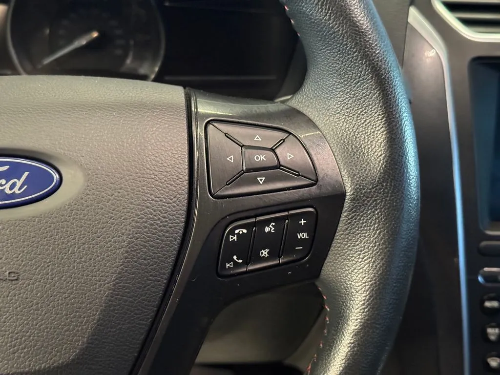 Ford Explorer photo 12