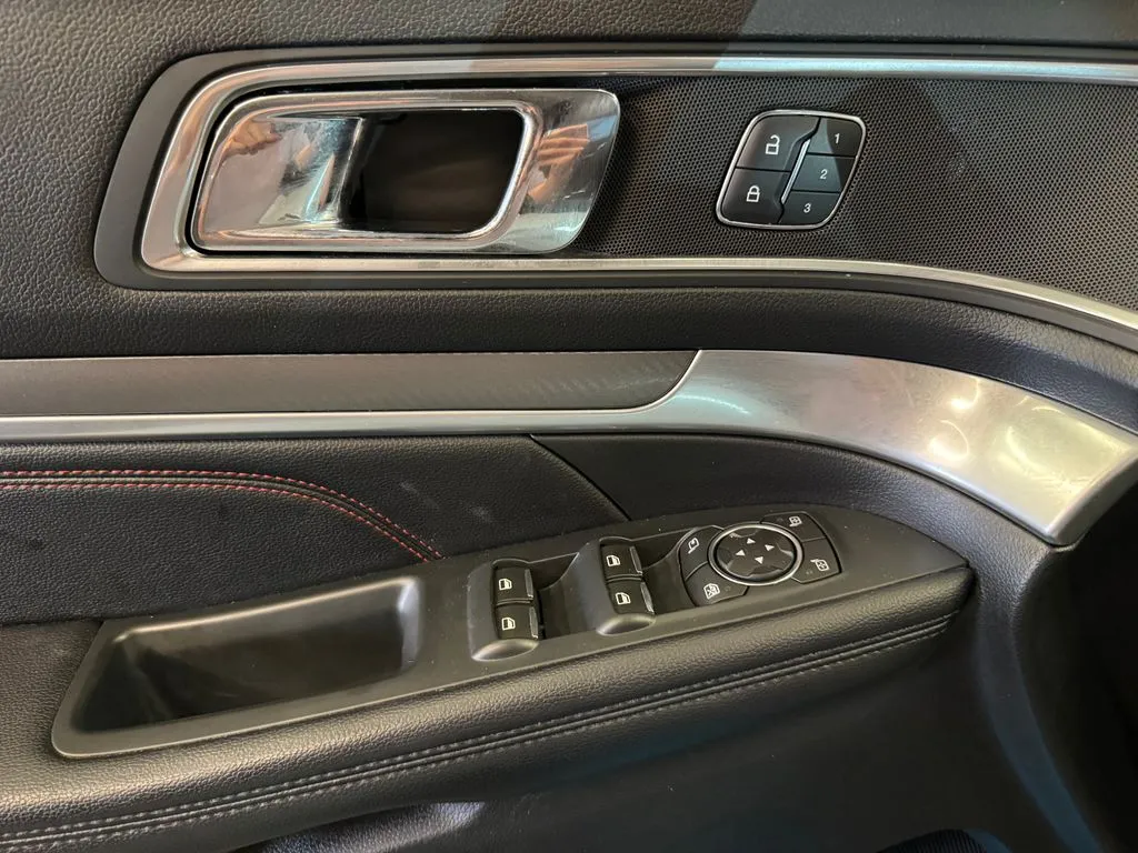 Ford Explorer photo 19