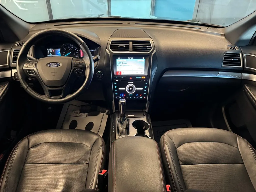 Ford Explorer photo 9