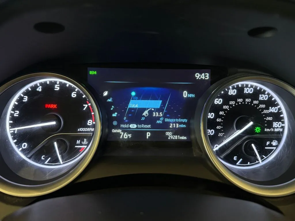 Toyota Camry photo 10