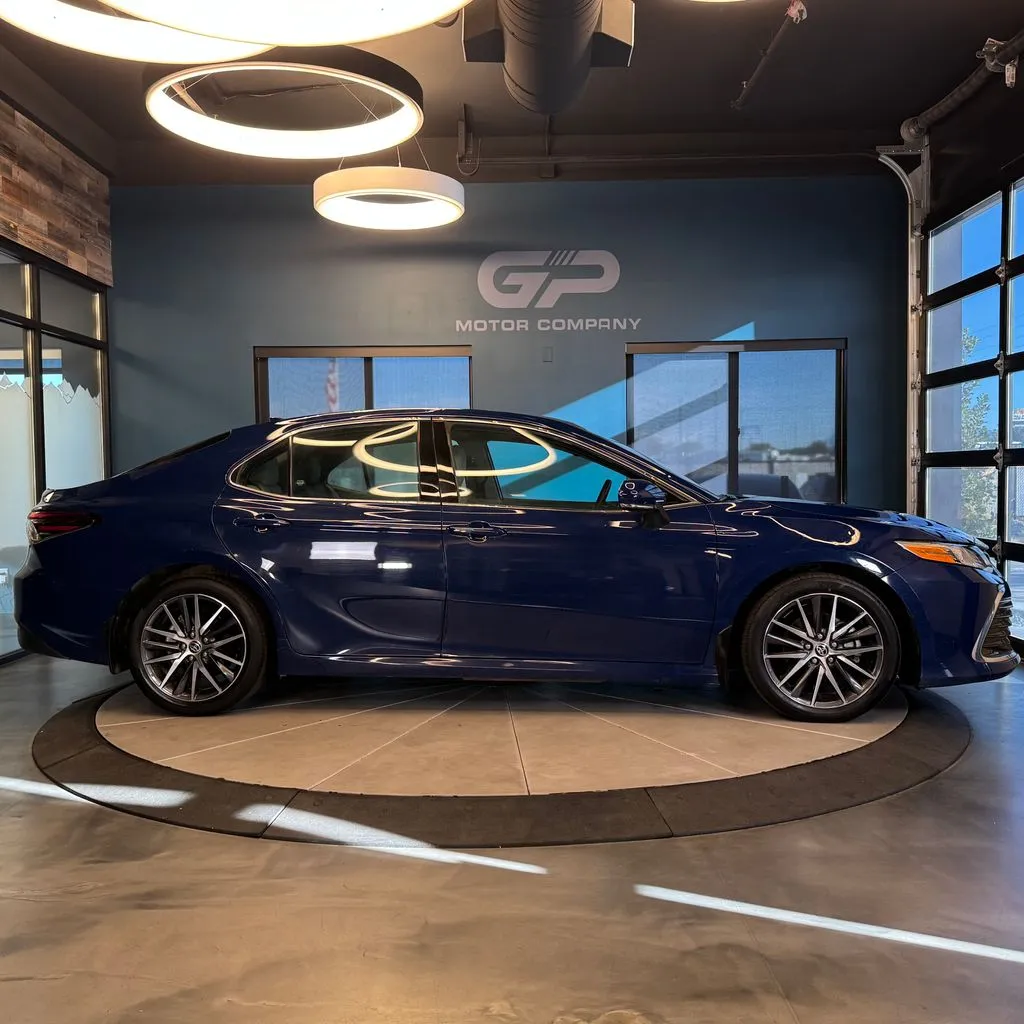 Toyota Camry photo 2