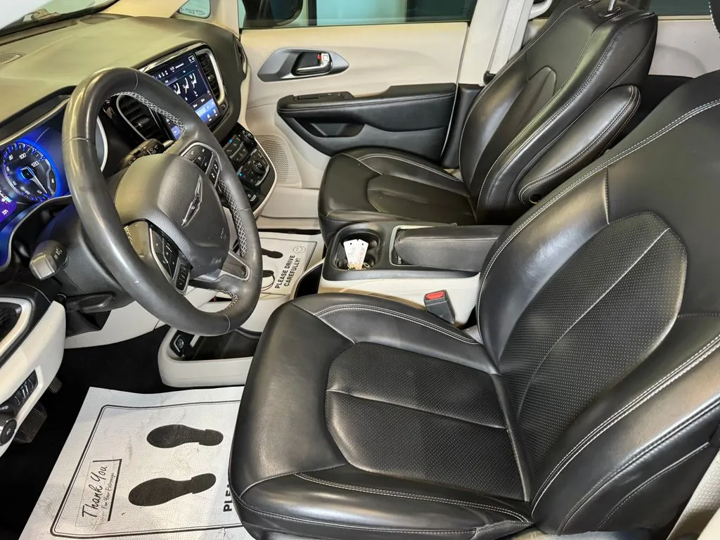 Chrysler Pacifica photo 19