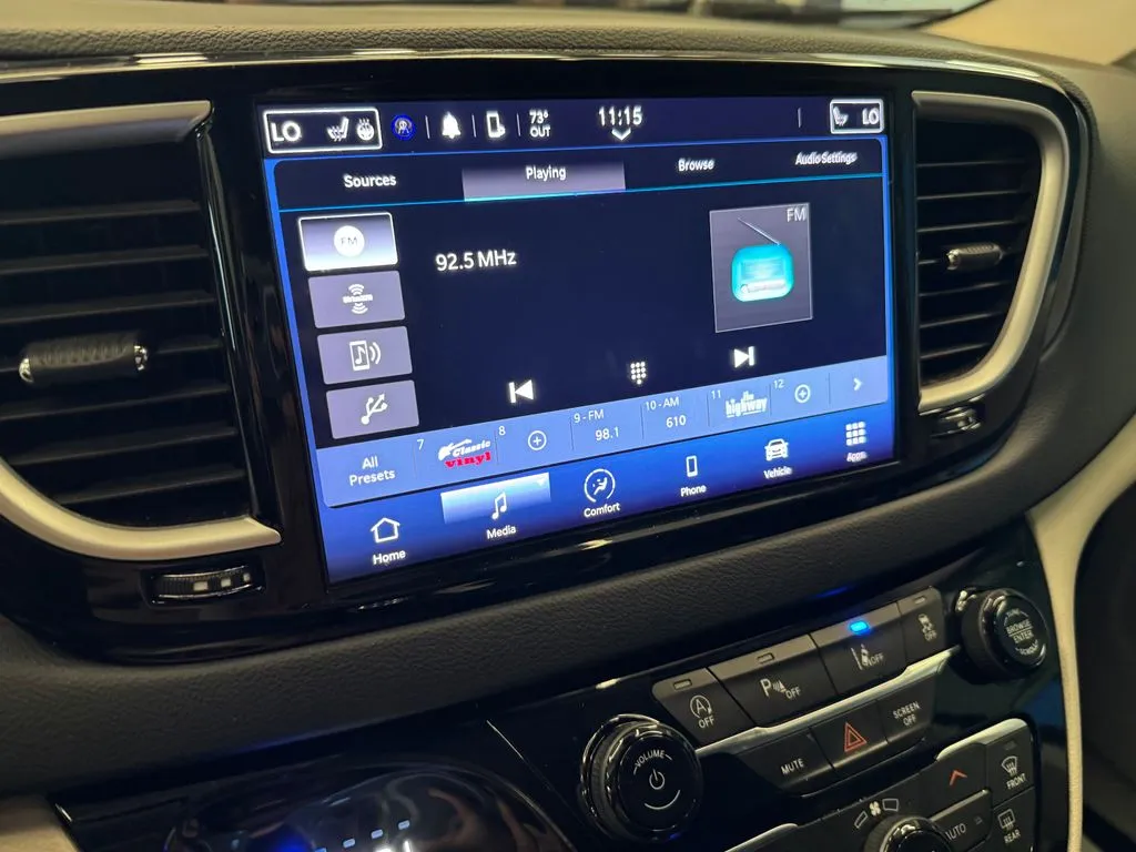 Chrysler Pacifica photo 13