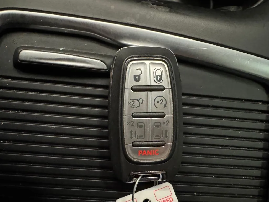 Chrysler Pacifica photo 16