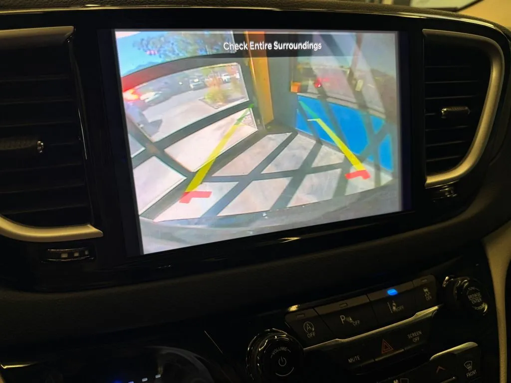 Chrysler Pacifica photo 14