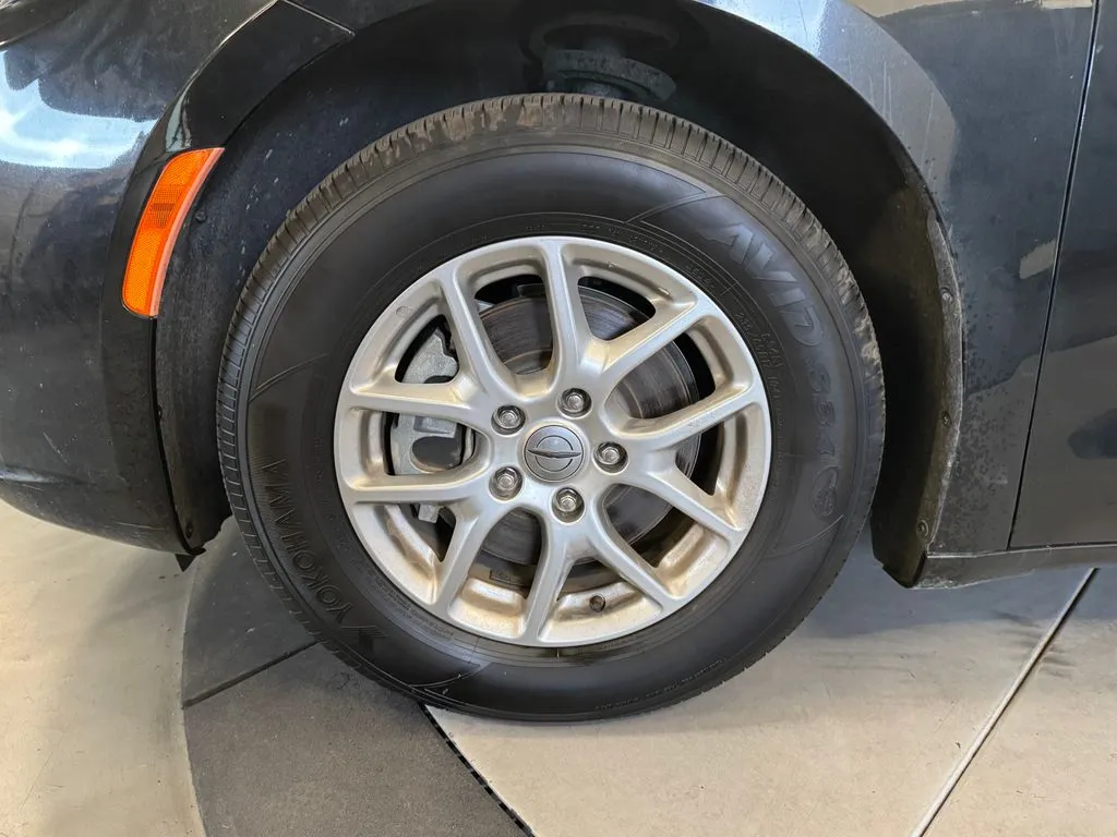 Chrysler Pacifica photo 25