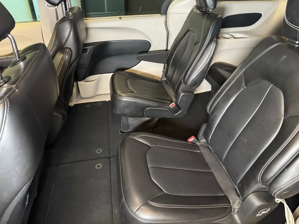 Chrysler Pacifica photo 20