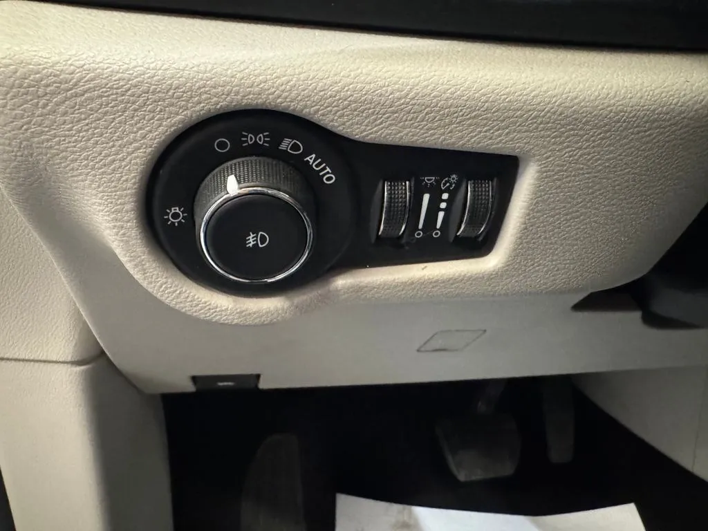 Chrysler Pacifica photo 17
