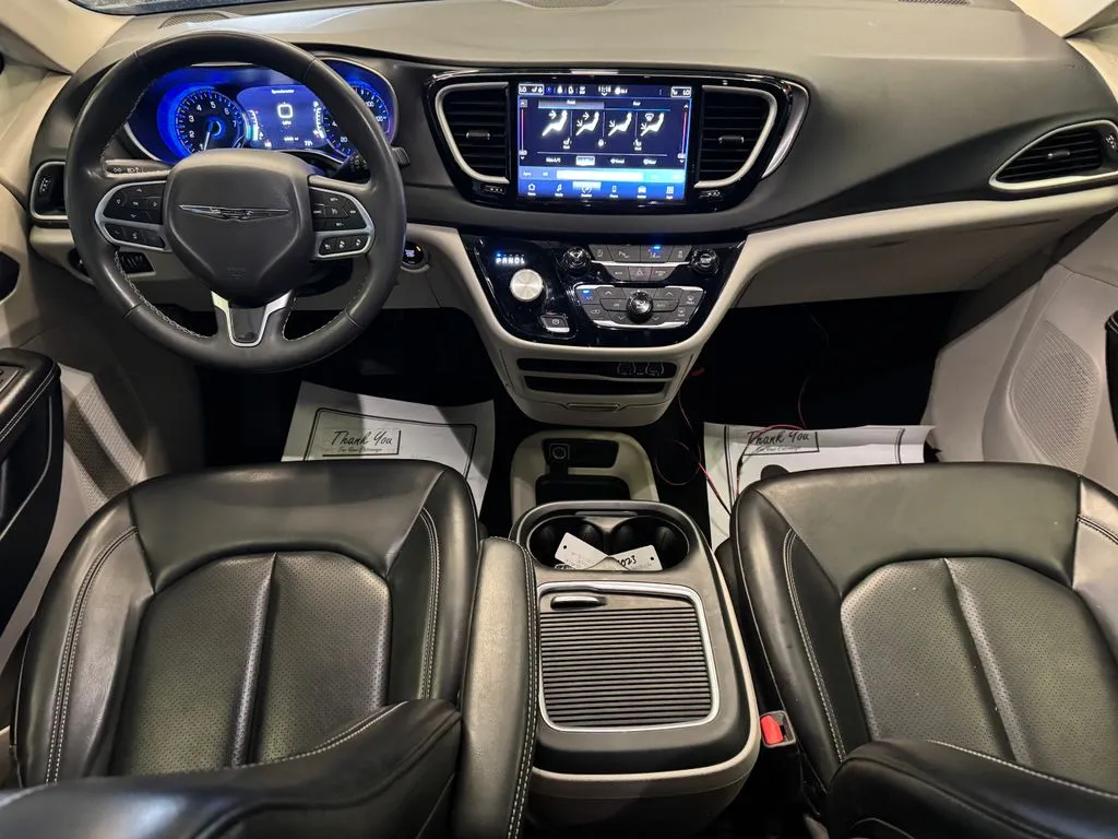 Chrysler Pacifica photo 9