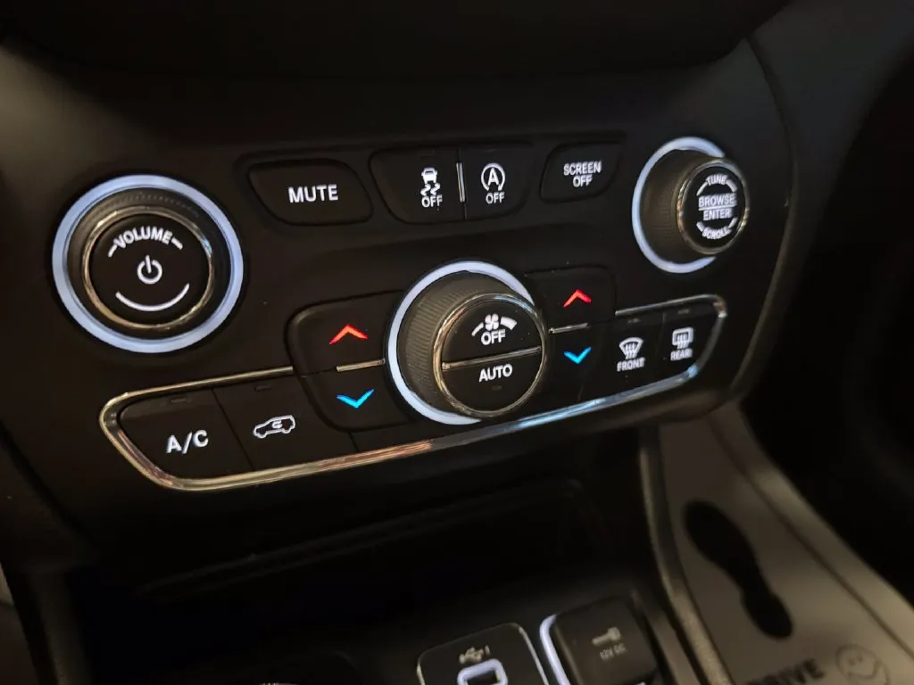 Jeep Cherokee photo 15