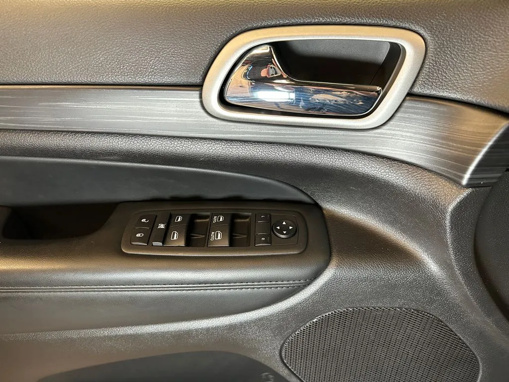 Jeep Grand Cherokee photo 18