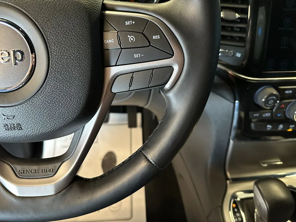 Jeep Grand Cherokee photo 12
