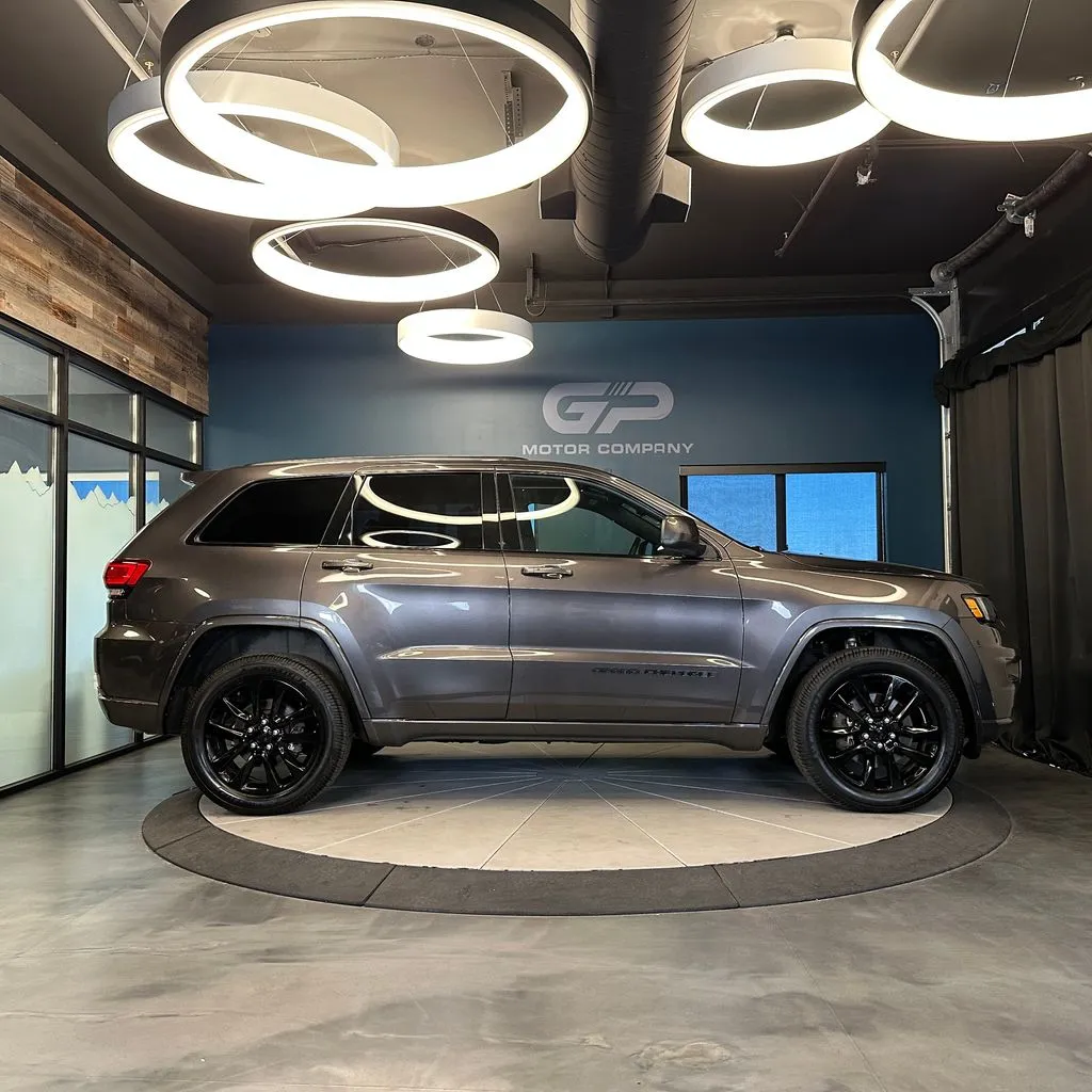 Jeep Grand Cherokee photo 2