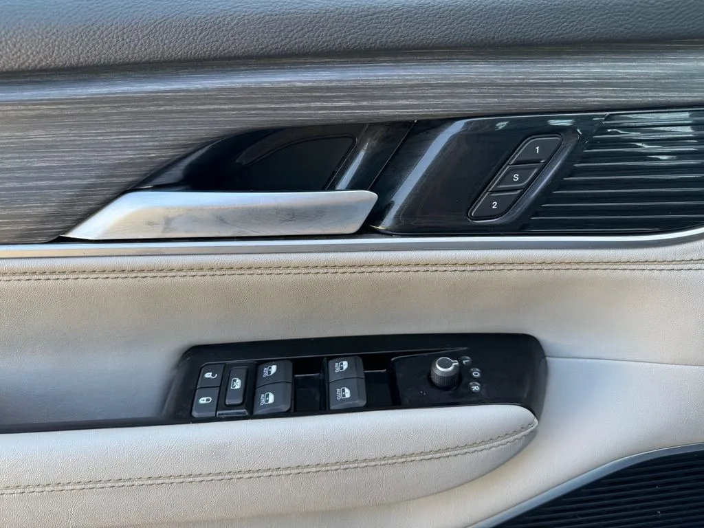 Jeep Wagoneer photo 18