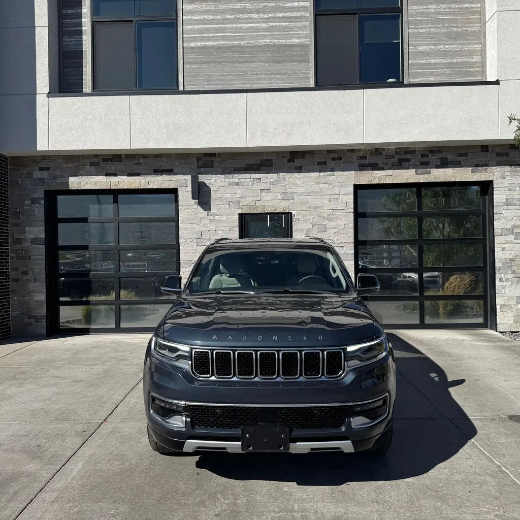 Jeep Wagoneer photo 8