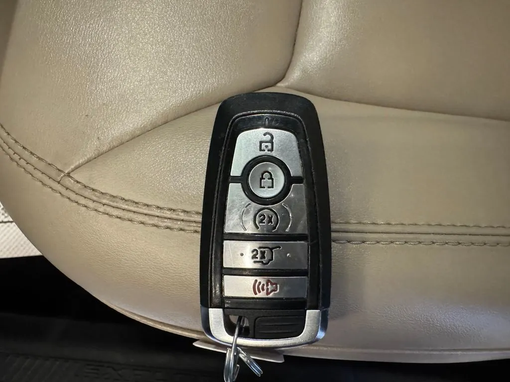 Ford Explorer photo 17
